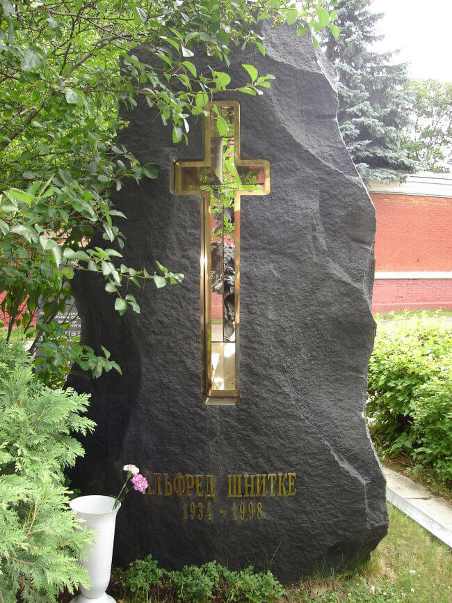 Памятник Альфреду Шнитке