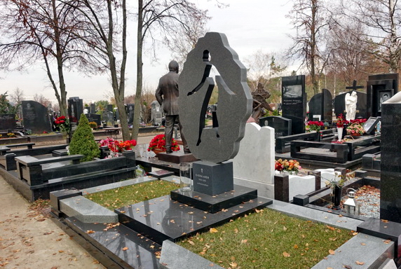 Вырез в виде женщины в памятнике сложной формы